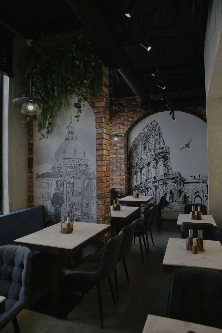 Зал ресторана МАРКО: кирпичные арки и муралы Колизея