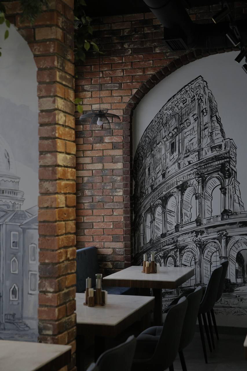 Зал ресторана с муралом Колизея