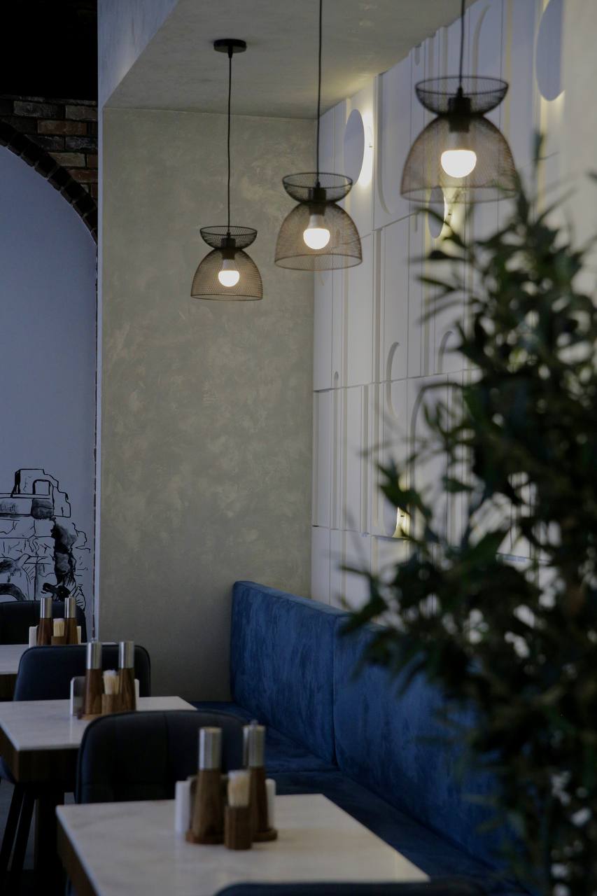 Висячие лампы и синий бархатный диван